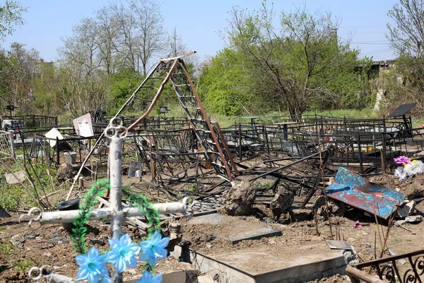 Odessa, Ukrayna Mayıs 6.2022 Rusya 'nın Ukrayna' ya karşı savaşı. Rus roketi düştükten sonra Tairovskoye mezarlığı..