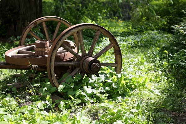 公园里的旧推车轮 — 图库照片