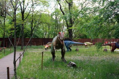 parkta dinozor figürü