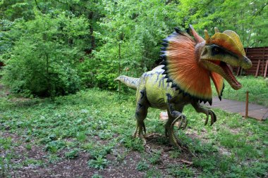 parkta dinozor figürü