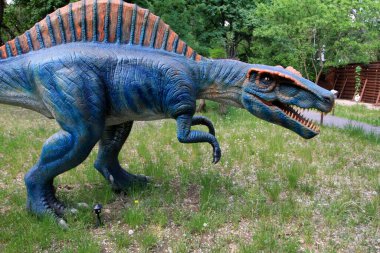 parkta dinozor figürü