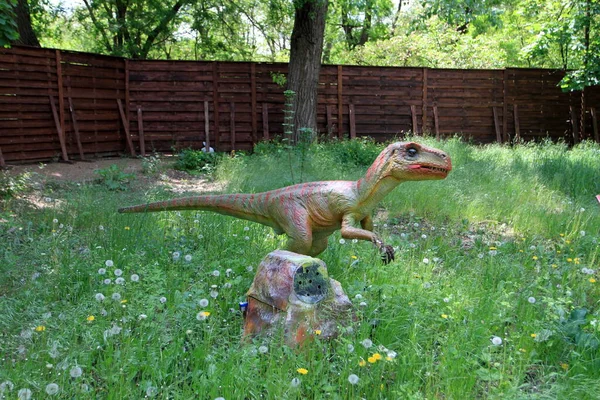 Dinoszaurusz Alak Parkban — Stock Fotó