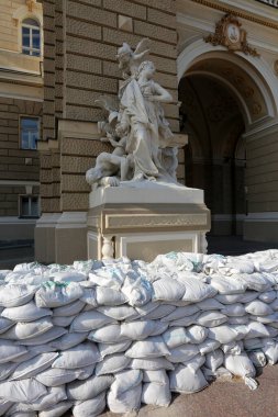 Odessa, Ukrayna Haziran, 1.2022 Odessa Devlet Akademik Opera ve Bale Tiyatrosu. Barikatlar ve kum torbaları. Rusya 'nın Ukrayna' ya karşı savaşı.