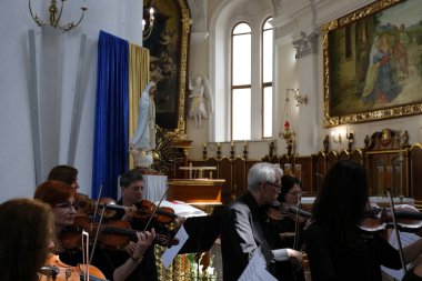 Ukrayna, Odessa Haziran, 17. 2022 Roma Katalik Katedrali Ulusal Odessa Filarmoni Orkestrası Yardım Konseri.