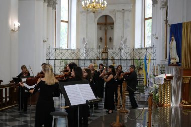 Ukrayna, Odessa Haziran, 17. 2022 Roma Katalik Katedrali Ulusal Odessa Filarmoni Orkestrası Yardım Konseri.