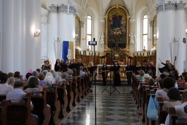 Ukrayna, Odessa Haziran, 17. 2022 Roma Katalik Katedrali Ulusal Odessa Filarmoni Orkestrası Yardım Konseri.