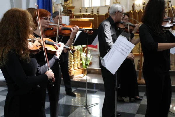 ウクライナ オデッサ6月 2022ローマカタルーニャ大聖堂でのチャリティーコンサート 国立オデッサ フィラモニック オーケストラ — ストック写真