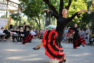 Odessa, Ukrayna 16 Haziran 2022 Ukrayna silahlı kuvvetlerine yardım konseri. Kostüm giymiş kızların dans gösterisi