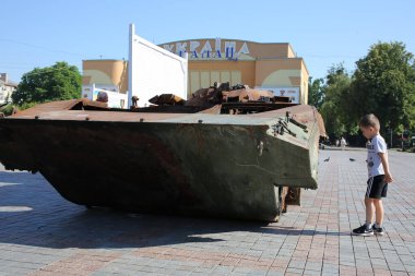 Rivne, Ukrayna 29 Haziran 2022 İnsanlar Rusya Federasyonu 'nun yanmış askeri teçhizatına bakıyor. Ukraynaca kelimeler - Ukrayna, sinema.