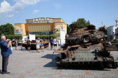 Rivne, Ukrayna 29 Haziran 2022 İnsanlar Rusya Federasyonu 'nun yanmış askeri teçhizatına bakıyor. Ukraynaca kelimeler - Ukrayna, sinema.