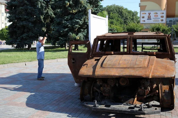 Rivne Ουκρανία29 Ιουνίου 2022 Άνθρωποι Εξετάζουν Τον Καμένο Στρατιωτικό Εξοπλισμό — Φωτογραφία Αρχείου