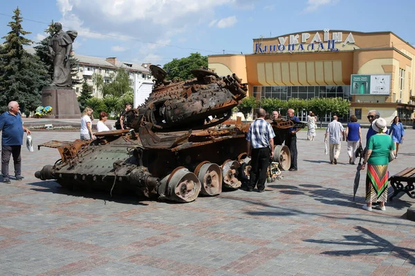 2014 Rivne Ukrainian June 2022 People Looking Burnt Military Equipment — 스톡 사진