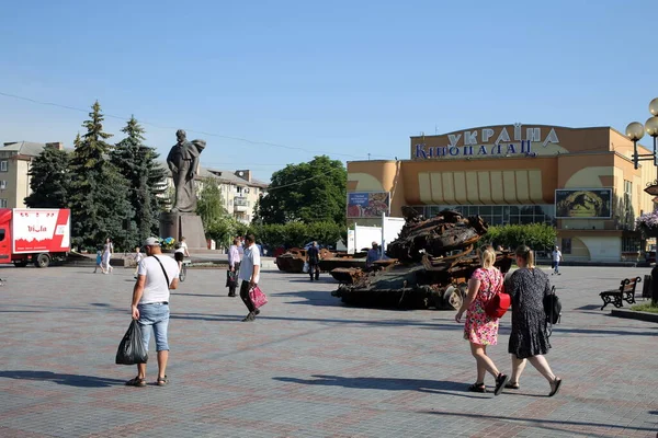 2014 Rivne Ukrainian June 2022 People Looking Burnt Military Equipment — 스톡 사진