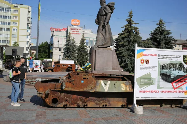Ровно Украина Июня 2022 Люди Смотрят Сожженную Военную Технику Российской — стоковое фото