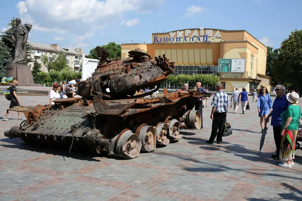 Rivne Ουκρανία29 Ιουνίου 2022 Άνθρωποι Εξετάζουν Τον Καμένο Στρατιωτικό Εξοπλισμό Φωτογραφία Αρχείου