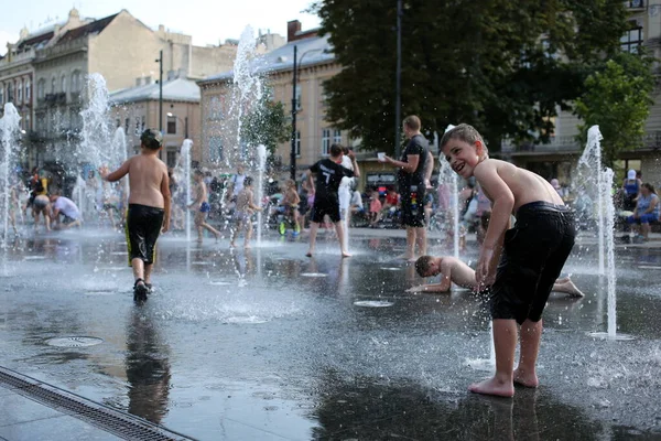 Lviv Ουκρανία Ιουνίου 2022 Παιδιά Κάνουν Μπάνιο Στο Σιντριβάνι Κοντά Royalty Free Φωτογραφίες Αρχείου