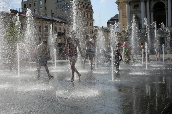 Lviv Ουκρανία Ιουνίου 2022 Παιδιά Κάνουν Μπάνιο Στο Σιντριβάνι Κοντά Εικόνα Αρχείου