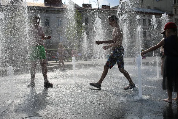 Leopoli Ucraina Giugno 2022 Bambini Fanno Bagno Nella Fontana Vicino — Foto Stock