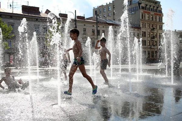 Lviv Ukraine June 2022 Children Bathe Fountain Building Lviv National —  Fotos de Stock