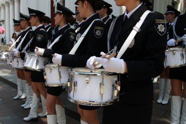 Odessa, Ukrayna Haziran, 26. 2021 Polis Orkestrası sahne alıyor. Kız Polisi. Ukrayna-Odessa İçişleri Üniversitesi 'yle ilgili bilgiler. Ukrayna MVS 'si.