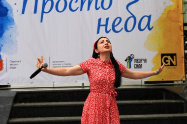 Ukrayna Silahlı Kuvvetleri 'ni desteklemek için Odessa, Ukrayna Temmuz, 24,2022 Charity konseri. Ukraynaca kelimeler - müzik maratonu, açık hava.
