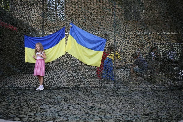 Odessa Ukraine July 2022 Girl Stands Camouflage Net Flags Ukraine — стоковое фото