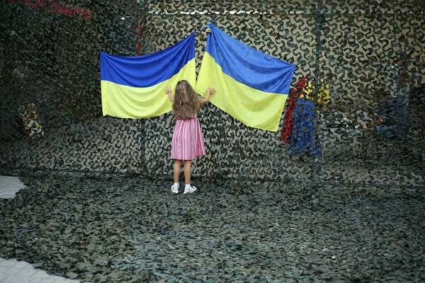 Odessa Ukraine July 2022 Girl Stands Camouflage Net Flags Ukraine Εικόνα Αρχείου