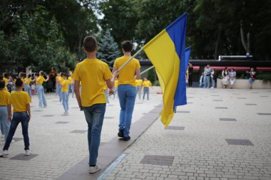 Ukrayna 'nın bayraklarını tutan çocuklar