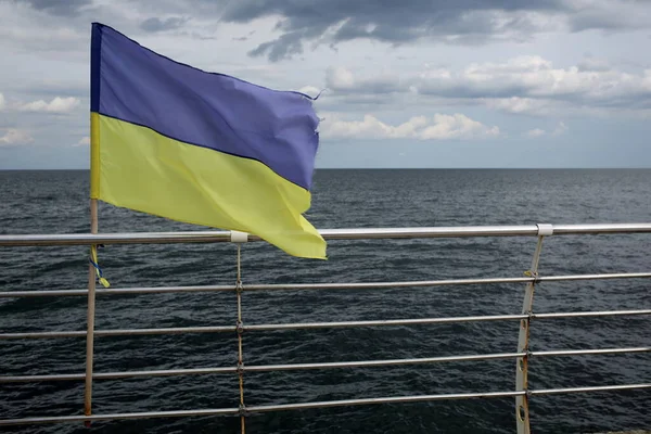 Флаг Украины Фоне Моря — стоковое фото