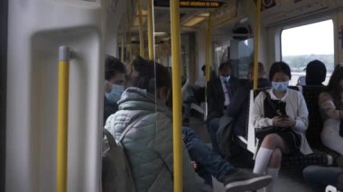 Metropolitan Hattı 'ndaki yolcular Londra, İngiltere' de metroda.
