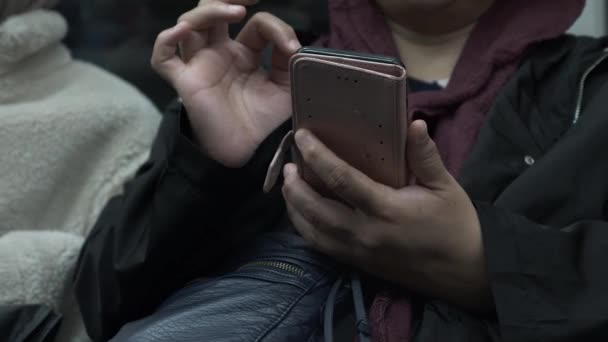 Close Van Jongeren Die Mobiele Telefoons Gebruiken Openbare Ondergrondse Treinen — Stockvideo
