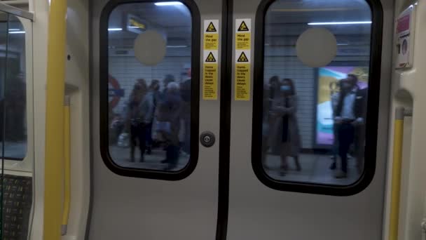 Ser Gjennom Togvinduet Banen Metrotoget Ankommer Stasjonen Lys Angir Gjeldende – stockvideo