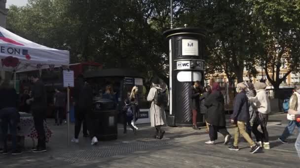 Människor Går Förbi Sloane Square Station Avfart Den Oktober 2021 — Stockvideo