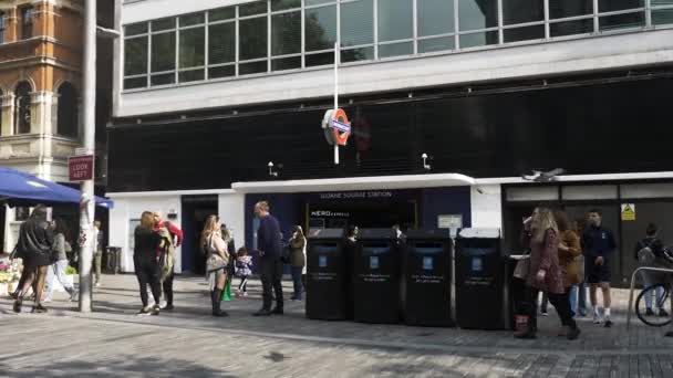 Personnes Devant Entrée Gare Sloane Square Dans Centre Londres Octobre — Video