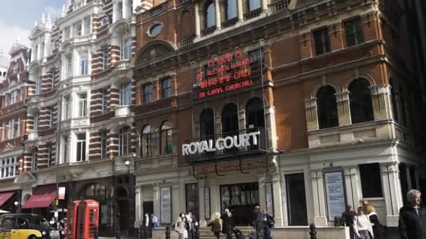 Vista Frontal Del Teatro Royal Court Sloane Square — Vídeos de Stock