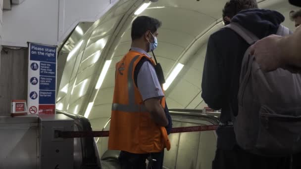 Personal Del Metro Londres Para Las Personas Por Escaleras Mecánicas — Vídeo de stock