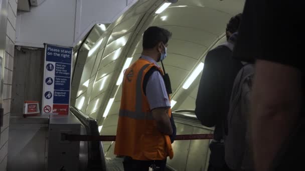 Personal Der Victoria Station Stoppt Menschen Mit Rolltreppe Wegen Überfüllung — Stockvideo