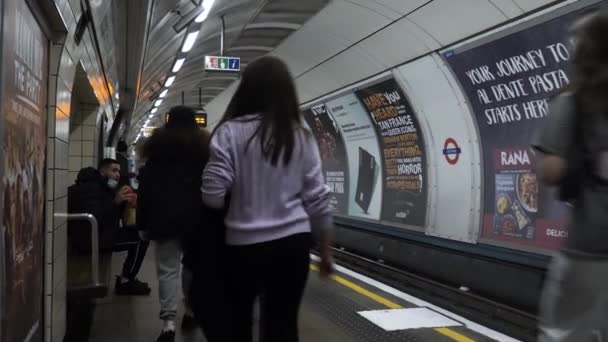 Passagiers Lopen Langs Het Perron Van Victoria Station Londen — Stockvideo