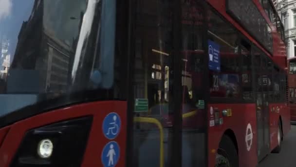 Rote Doppeldeckerbusse Kommen Oktober 2021 Über Den Sloane Square London — Stockvideo