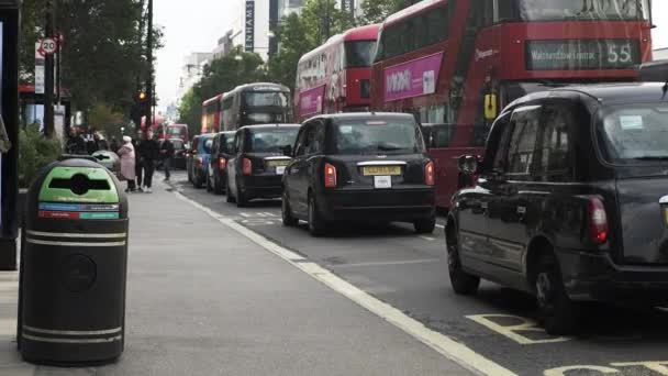 Row Black Cabs Slowing Oxford Street London October 2021 — Stock Video