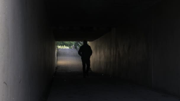 Silhouette Male Walking Dark Underpass Tunnel Angolo Basso Bloccato — Video Stock