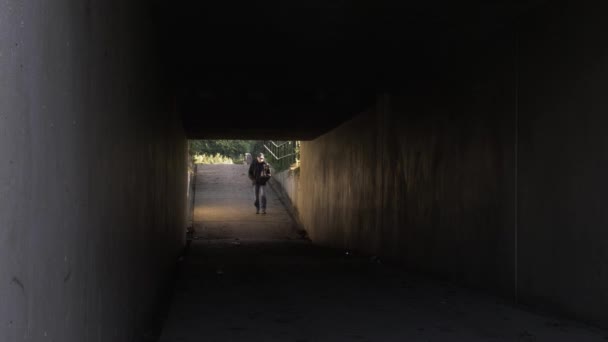 Homem Adulto Caminhando Através Túnel Subterrâneo Escuro Bloqueado — Vídeo de Stock