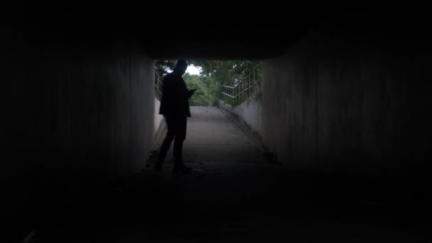 Silhouette Mâle Adulte Marchant Arrière Avant Dans Tunnel Souterrain Vérification — Video
