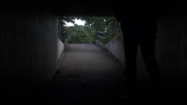 Σιλουέτα Του Αρσενικού Περπατάει Πάνω Μια Ράμπα Μέσω Της Σκοτεινής — Αρχείο Βίντεο