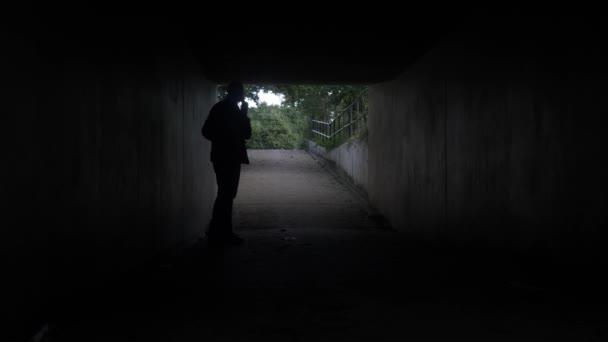 Silhouette Due Maschi Che Incontrano Nel Sottopassaggio Del Tunnel Colpo — Video Stock
