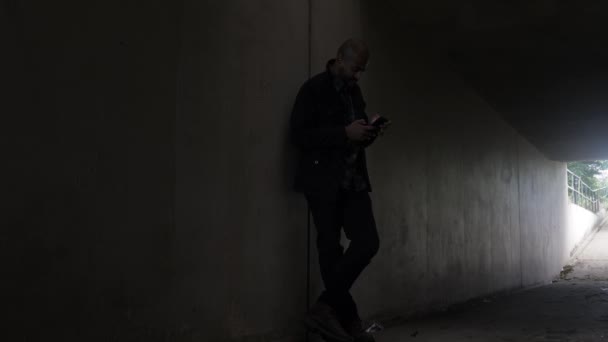 Minoria Étnica Careca Verificando Smartphone Esperando Túnel Underpass Escuro Bloqueado — Vídeo de Stock