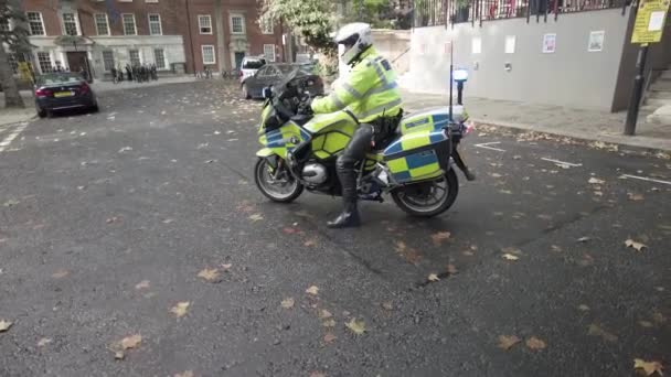 Oficiales Policía Bicicleta Con Luces Intermitentes Durante Día Multitudes Personas — Vídeo de stock