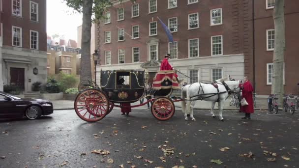 Joao Vale Almeida Dostaje Się Royal Carriage Smith Square Poza — Wideo stockowe