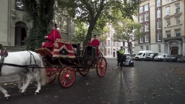 在伦敦的史密斯广场上拉着皇家马车兜风 — 图库视频影像