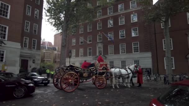 Kungligt Hushåll Golgata Förbereda Carriage Utanför Europa House Westminster — Stockvideo